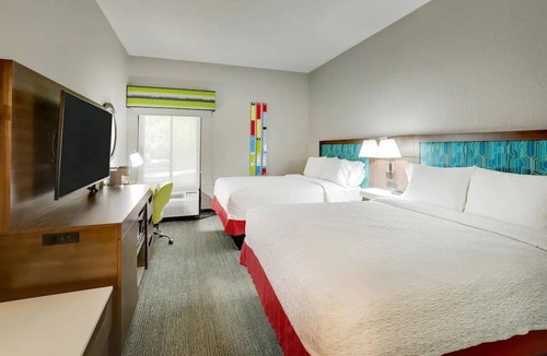Polk Village Hotel | Quiet & Clean Room for Family with Pets | 1.9 Mi from Beaufort History Museum