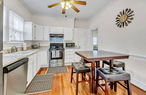 Kernersville Cottage | Quiet Cottage - King Bed - Near wedding venue & Restaurants - Long Term Allowed