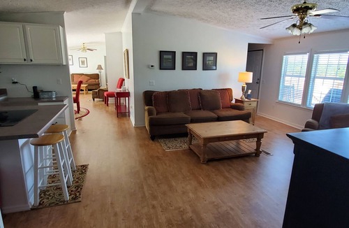Aberdeen House | Quiet country living only minutes from town & golf.