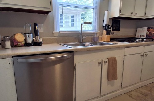 Durham House | Quiet culdesac, Relaxing private fire pit near downtown, Central, and Duke!