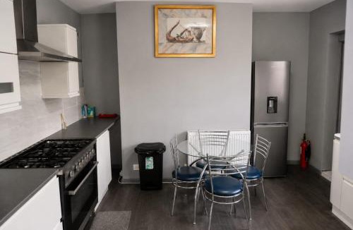 Wolverhampton House | Quiet Double Room with TV, Workspace & Fast Wi-Fi