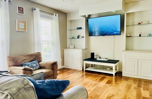 James City House | Quiet Extended Stay with Spa Bath, Fenced Yard