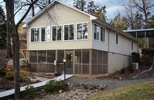 Mount Gilead House | Quiet Lakefront retreat minutes from full service marina and restaurant