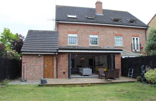 Eastcote House | Quiet location; easy access to London. Good transport links to Heathrow Airport.