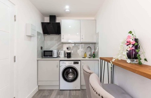 Epsom Condo | Quiet & Modern Studio in Epsom, EV Charger