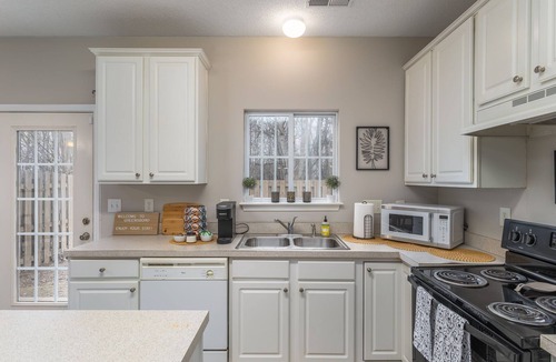 Greensboro House | Quiet, Pet Friendly Townhome - 2 Kings/1 Queen, Fire Pit, close to downtown