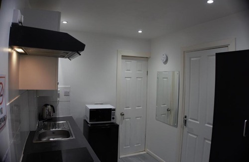 Coventry Apartment | Quiet Studio with Workspace Shared Entrance for Contractors and Business Travellers