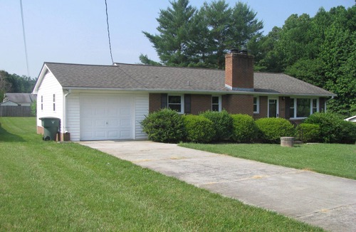 Winston - Salem House | Quiet Suburban House in Winston Salem