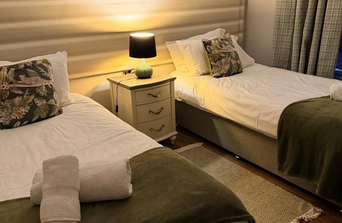 Windsor Cabin | Racecourse Marina|Waterfront|Patio|Parking|EV