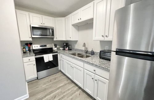 Durham Apartment | ★Rad Retreat ★ King Bed ★ Duke ★ Long Term Stays★