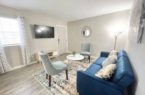 Durham Apartment | ★Rad Retreat ★ King Bed ★ Duke ★ Long Term Stays★