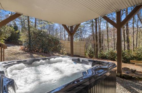Lake Toxaway House | Rainbow Falls Cabin - Sauna - Hot Tub - Foosball