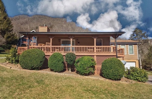 Valley Creek Run House | Rainbow Mountain Retreat - Explore the Charm of Maggie Valley , Pet Friendly