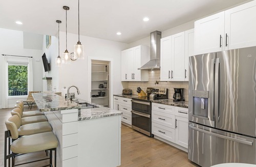 Avery Creek House | Rainbow’s Edge | Mountain Views, Hot Tub, Game Room & Gourmet Kitchen