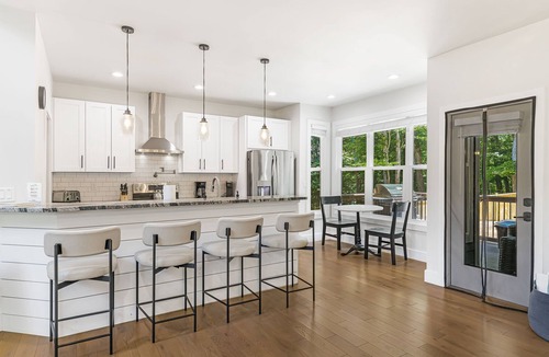Avery Creek House | Rainbow’s Edge | Mountain Views, Hot Tub, Game Room & Gourmet Kitchen