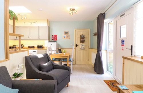 Dereham Cottage | RAINBOW'S END, romantic, character holiday cottage in Swanton Morley