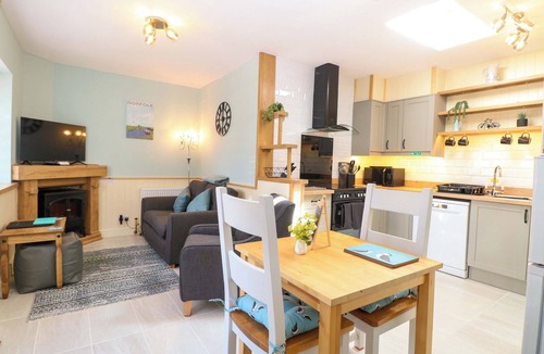 Dereham Cottage | RAINBOW'S END, romantic, character holiday cottage in Swanton Morley