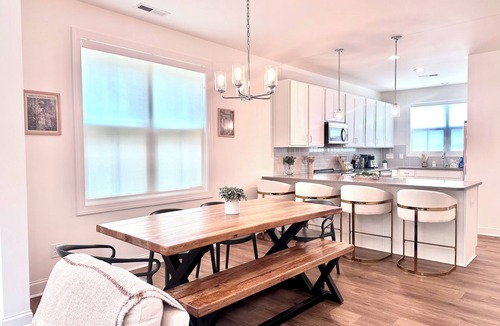 North Raleigh House | Raleigh Luxe Loft in North Hills