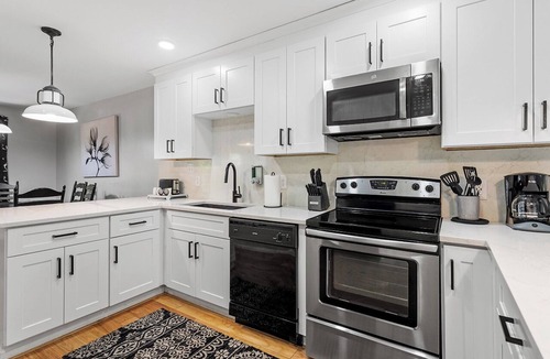 Northwest Raleigh House | Raleigh Retreat close to NCState, DWNTN and Rex