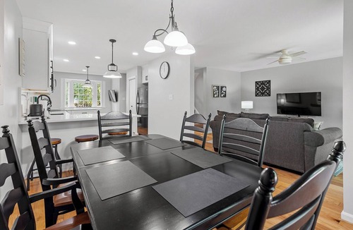 Northwest Raleigh House | Raleigh Retreat close to NCState, DWNTN and Rex