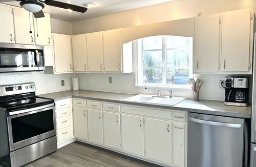Southeast Raleigh House | Raleigh Retreat with Sauna+Hot Tub