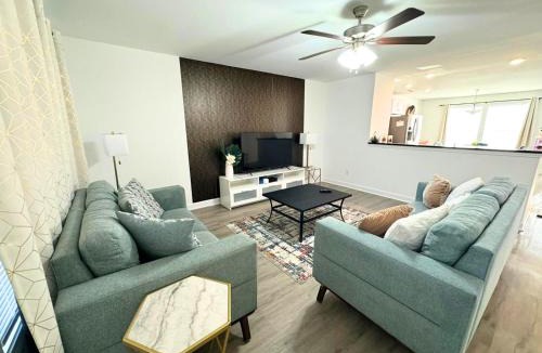 University Place House | Ranch Home! Near UNCC, Medieval, Pavilion & Uptown