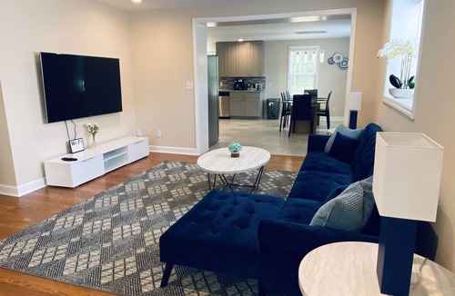 Charlotte House | Rare find! Home w/a deck, mins 2 Uptown