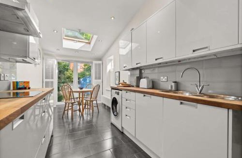 Reading City Centre House | Reading Modern Home by the Thames