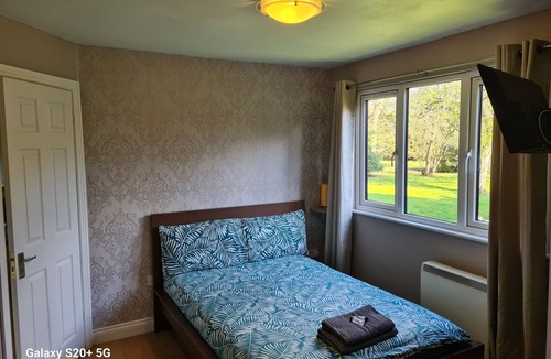 Padworth Ski Chalet | Reading private chalet with two acre gardens and lake