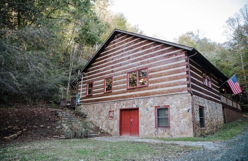 Andrews House | Real Log Cabin + 34 acres + Creek + Barn + Easy Access + Nantahala Forest!