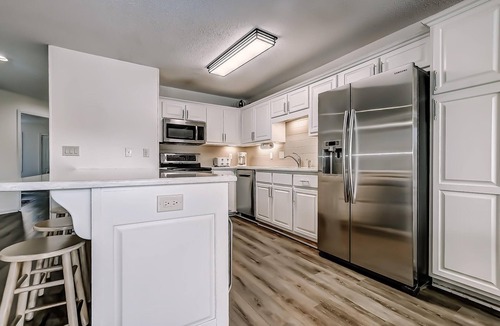 Ash Condo | Recently Renovated Spacious 6 Bedroom Condo, Just Steps From The Ocean