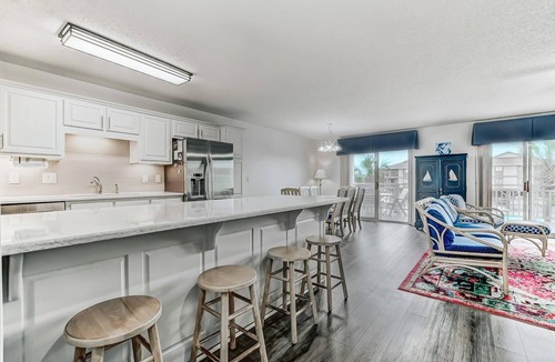 Ash Condo | Recently Renovated Spacious 6 Bedroom Condo, Just Steps From The Ocean