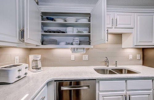 Ash Condo | Recently Renovated Spacious 6 Bedroom Condo, Just Steps From The Ocean