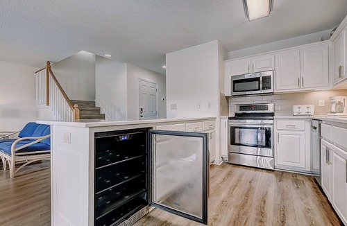 Ash Condo | Recently Renovated Spacious 6 Bedroom Condo, Just Steps From The Ocean