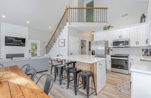 Wise House | RECENTLY RENOVATED - 180-degree views, 2-story boathouse & OPTIONAL BOAT RENTALS