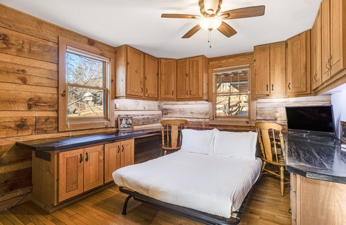 Leicester Cabin | Red Cedar by AvantStay | Cabin w/Hot Tub + Views!