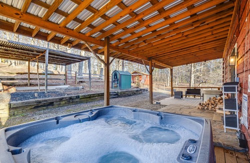Leicester Cabin | Red Cedar by AvantStay | Cabin w/Hot Tub + Views!