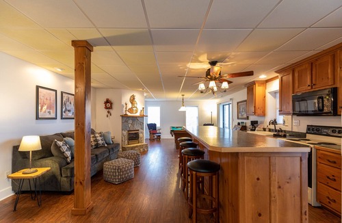 Frank House | Red Mountain Lodge - Sunrise and Sunset Mountain Views, Hot Tub, Pool Table