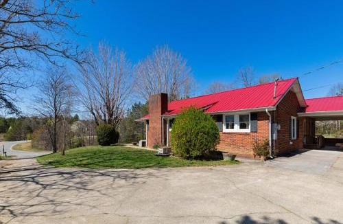 Morganton House | Red Robin Retreat - Near Lake James, NC