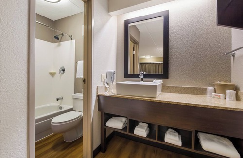 Larkwood Hotel | Red Roof Inn PLUS+ Nashville Airport