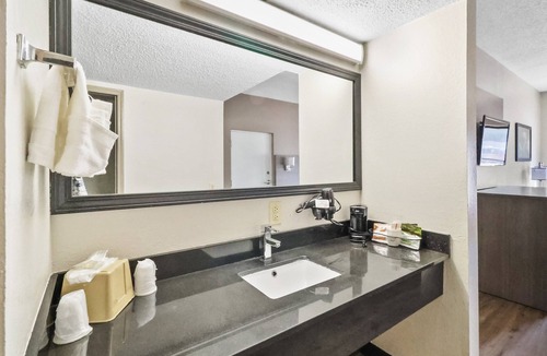 Fayetteville Hotel | Red Roof Inn & Suites Fayetteville - Fort Bragg
