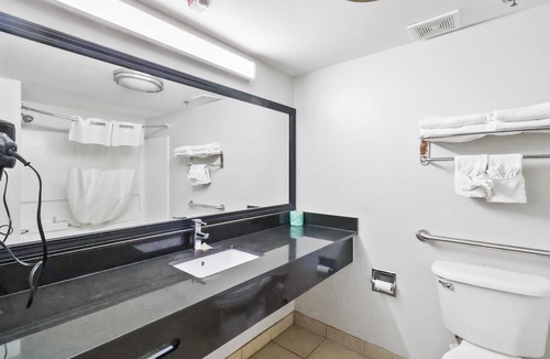 Fayetteville Hotel | Red Roof Inn & Suites Fayetteville - Fort Bragg