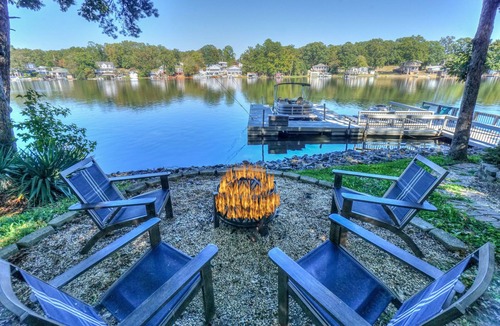 New London House | Red Sky Lake House - Tranquility at the lake!