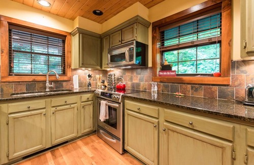 Mirror Lake Cabin | Red Top Treehouse Cabin in Mirror Lake and minutes to downtown-Dog Friendly!