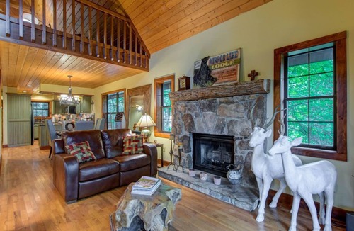 Mirror Lake Cabin | Red Top Treehouse Cabin in Mirror Lake and minutes to downtown-Dog Friendly!