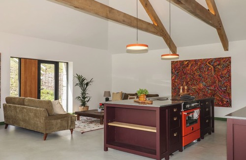 Sticklepath Cottage | REDDAWAY THRESHING BARN, pet friendly, with hot tub in Okehampton
