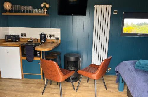Coleraine Cabin | Redfox Shepherds hut and private hot tub