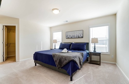 Terrell Condo | Reduced Price!!! - Just 5 mins. from Lake Norman - Community Pool - Fire pit - BBQ - Garage