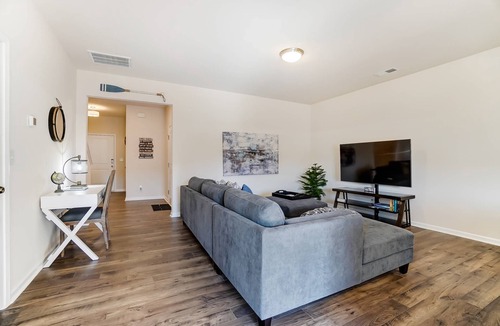 Terrell Condo | Reduced Price!!! - Just 5 mins. from Lake Norman - Community Pool - Fire pit - BBQ - Garage