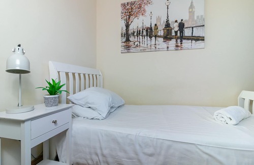 Chesfield House | Redwood Retreat - Single Room